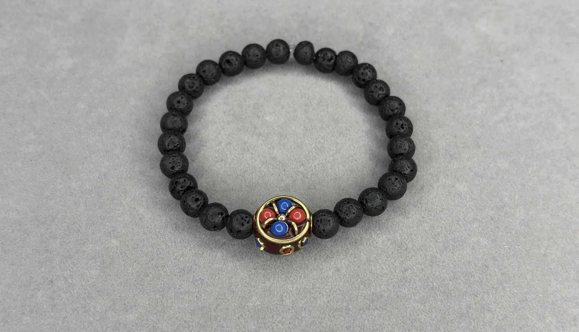 Pulsera Piedra Volcánica + Dije Tibetano