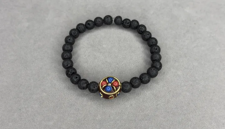 Pulsera Piedra Volcánica + Dije Tibetano